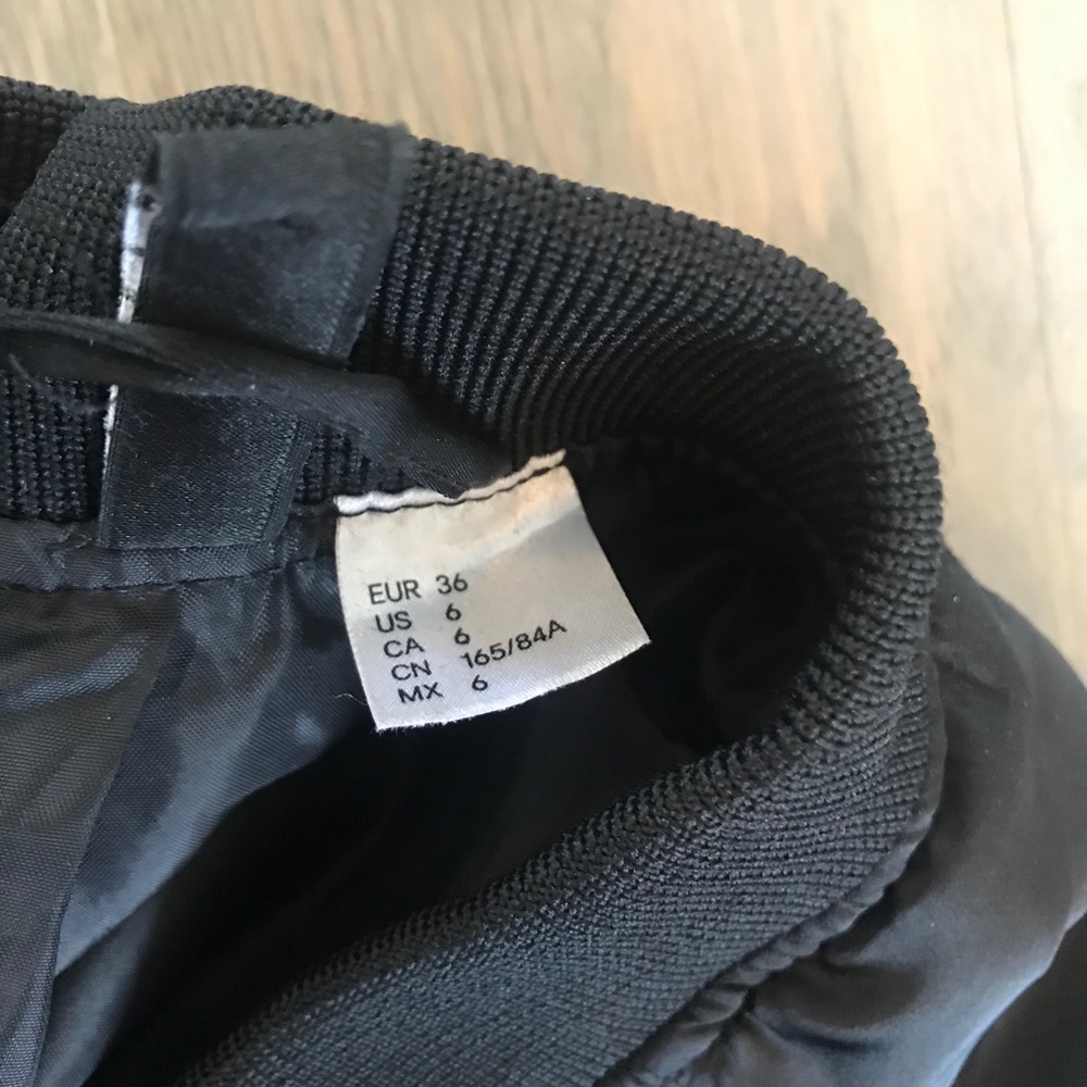 A black jacket - Picture 2 of 3